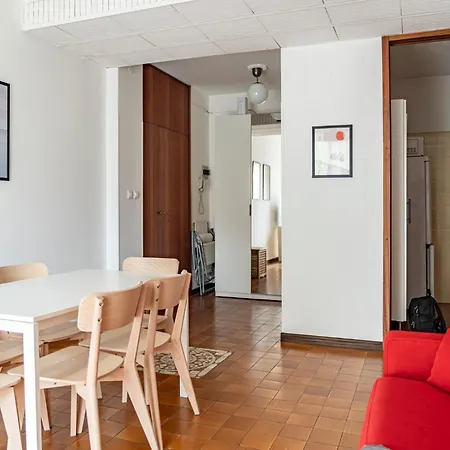 Guesthost - Cozy Retreat Steps From X6 *