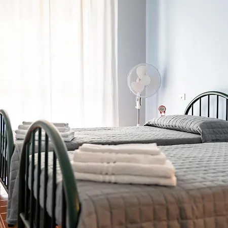 Guesthost - Cozy Retreat Steps From X6 Apartment