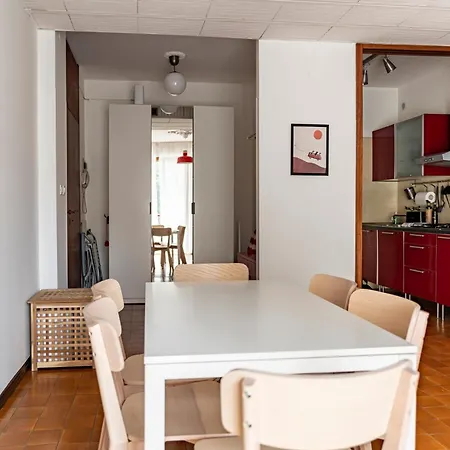 Apartment Guesthost - Cozy Retreat Steps From X6