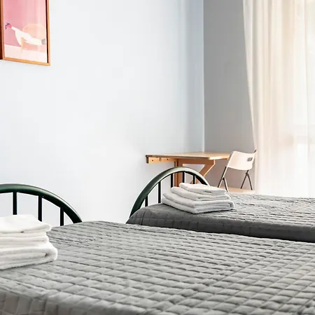 Guesthost - Cozy Retreat Steps From X6 Apartment