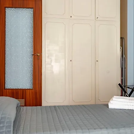 Apartment Guesthost - Cozy Retreat Steps From X6 *