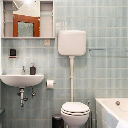 Guesthost - Cozy Retreat Steps From X6 *