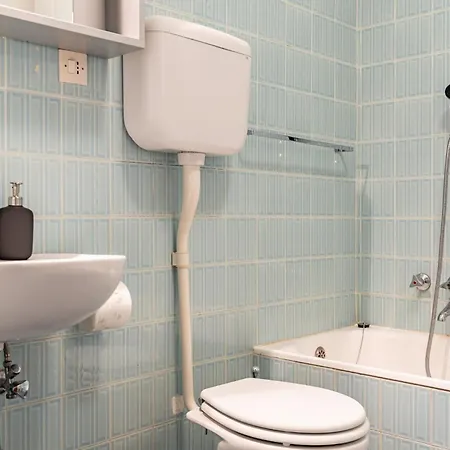 Guesthost - Cozy Retreat Steps From X6