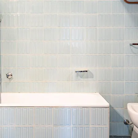 Apartment Guesthost - Cozy Retreat Steps From X6 *