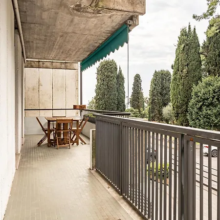 Apartment Guesthost - Cozy Retreat Steps From X6 *